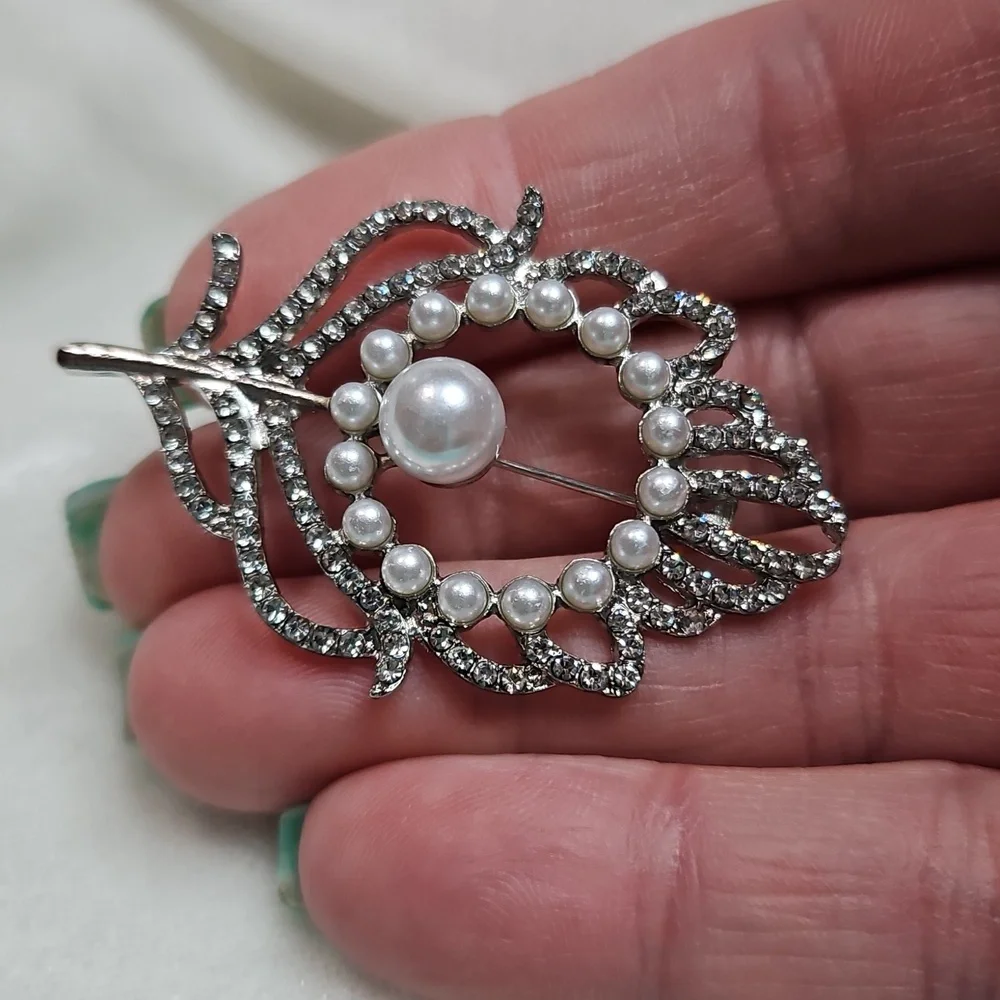 Women's Silver Rhinestone Pearl Feather Brooch Retro Style Pin Rhinestone NWOT